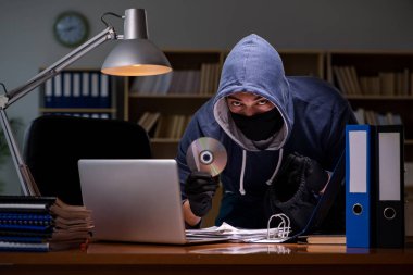 Hacker ev bilgisayarından kişisel verileri çalıyor
