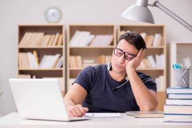 Genç serbest bilgisayar üzerinde çalışıyordu.