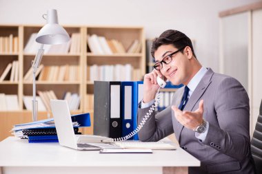 Ofiste çalışan bir işadamı.