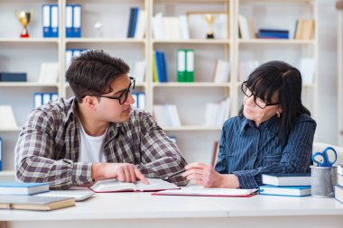 Bireysel ders sırasında genç öğrenci