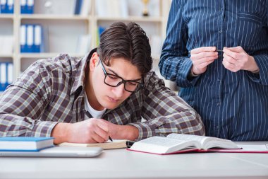 Bireysel ders sırasında genç öğrenci