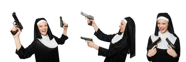 Nun med pistol isolerad på vitt — Stockfoto