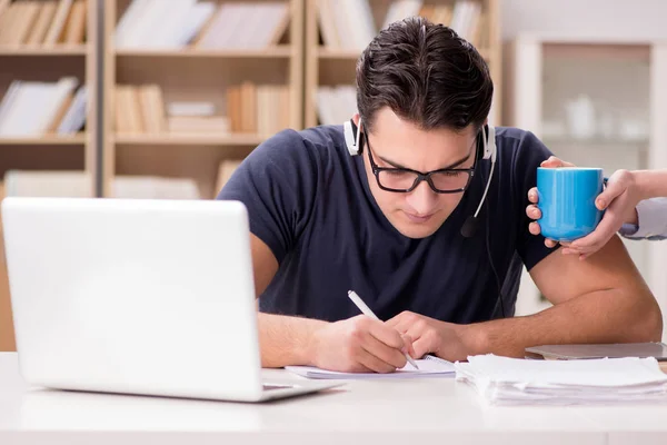 Giovane studente bere caffè dalla tazza — Foto Stock