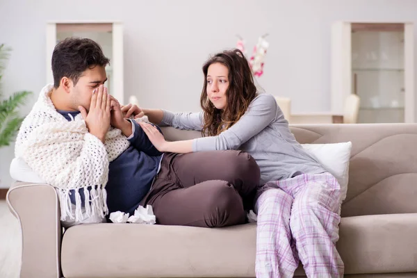 Żona opiekuje się chorym mężem w domu — Zdjęcie stockowe
