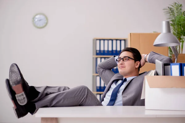 Üzletember pihentető mozgalmas nap után a hivatalban — Stock Fotó
