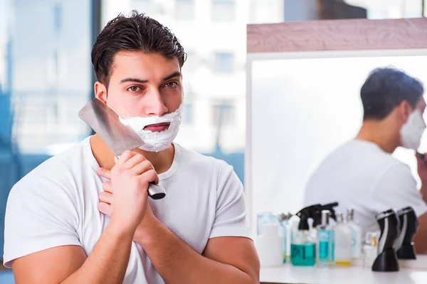 Jung hübsch mann rasieren im die morgen — Stockfoto