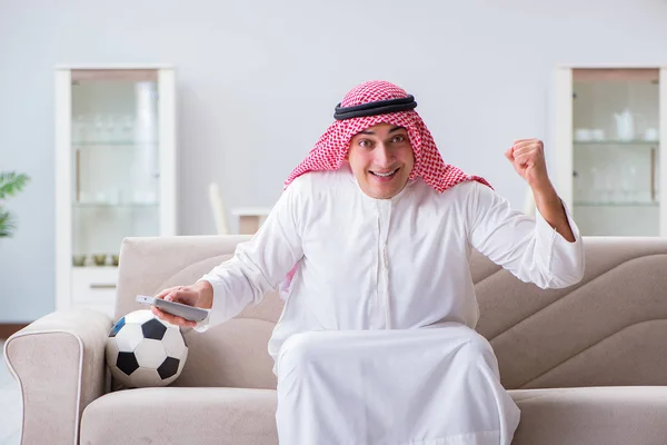 Arab człowiek oglądanie sportu piłki nożnej w telewizji — Zdjęcie stockowe