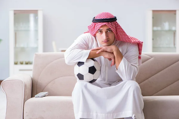 Árabe hombre viendo deporte fútbol en tv — Foto de Stock