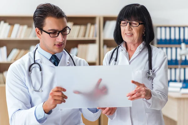 Zwei Ärzte arbeiten im Labor — Stockfoto