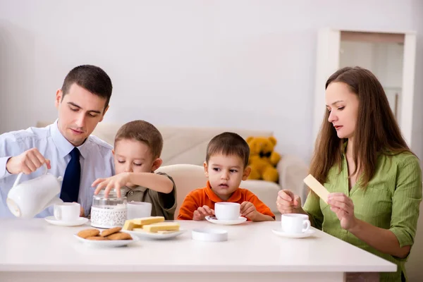 Famiglia felice che fa colazione insieme a casa — Foto Stock