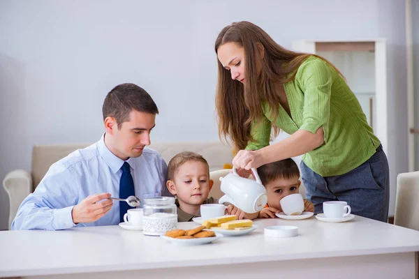 快乐的一家人在家里一起吃早餐 — 图库照片