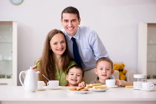 幸せな家族は家で一緒に朝食を持っている — ストック写真