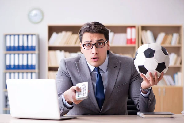 Empresario con balón de fútbol en la oficina —  Fotos de Stock