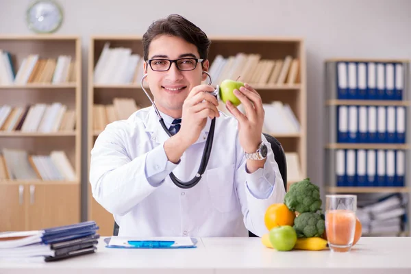 Lekarz w koncepcji żywności GMO — Zdjęcie stockowe