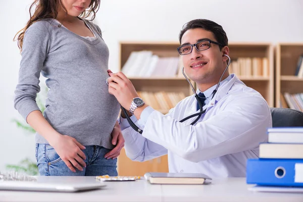 Mujer embarazada que visita al médico para consulta — Foto de Stock