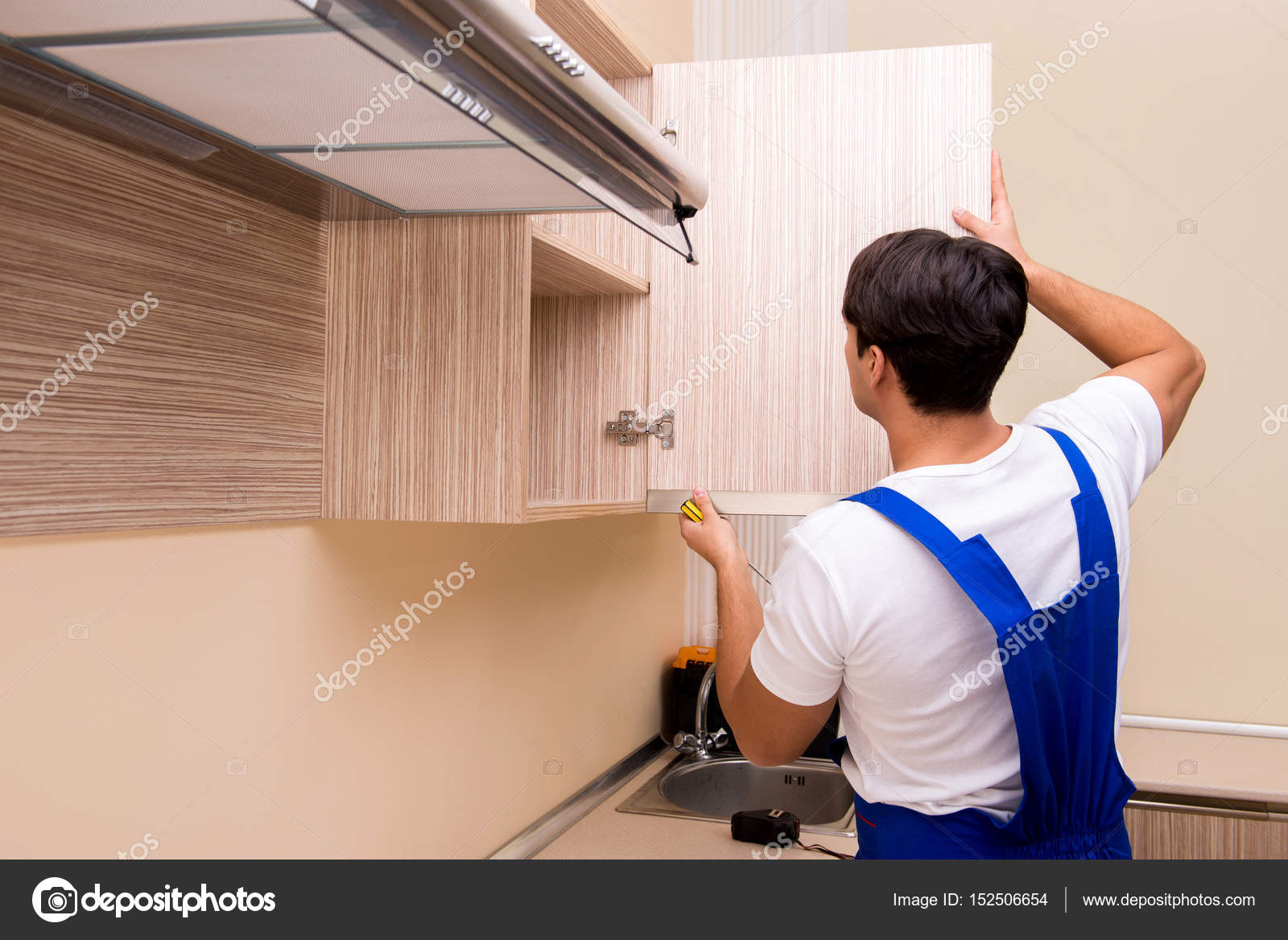 Правильное устройство кухни. Кухонный гарнитур сборка. Установщик кухни. Сборка кухни. Монтаж кухни.