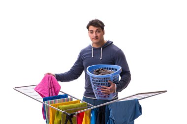 Çamaşır yıkayan koca beyaz tenli.