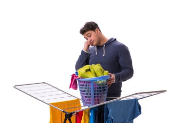 Çamaşır yıkayan koca beyaz tenli.