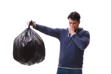 Çöp torbası olan adam beyazda izole edilmiş.