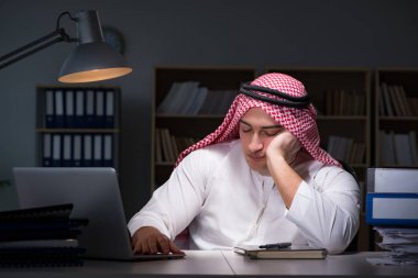 Arap işadamı ofiste geç saatlere kadar çalışıyor