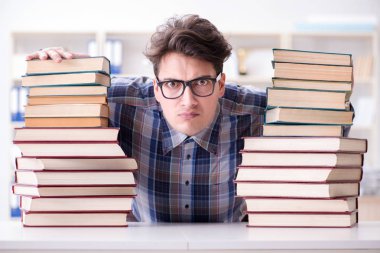 İnek öğrenci üniversite sınavlarına hazırlanıyor.