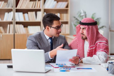 Arap işadamı ile çeşitli iş konseptleri