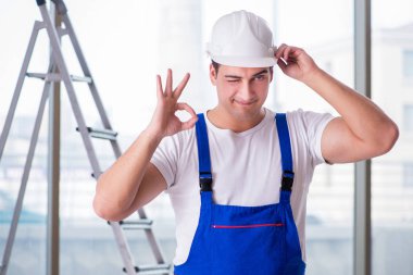 Güvenlik kaskı takan genç işçi.