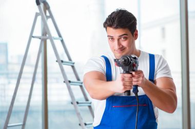 El matkabıyla çalışan genç işçi.