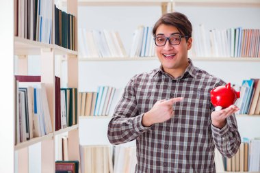 Pahalı ders kitapları konsepti içinde genç bir öğrenci