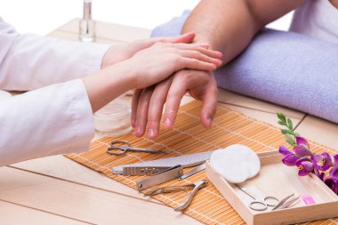 Erkekler için el manikürü konsepti