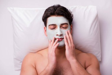 Kaplıca masaj konseptinde yakışıklı bir adam.