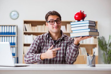 Öğrenci okul ücretini ödemek için kumbarayı soyuyor.