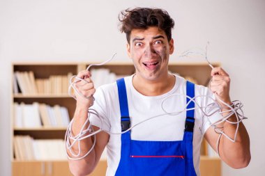 Komik Adam evde elektrik tamiratı yapıyor.