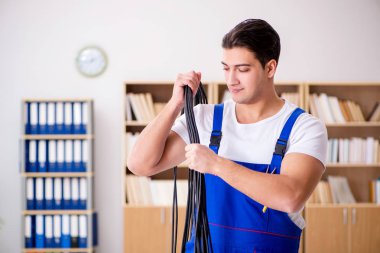 Adam evde elektrik tamiratı yapıyor.