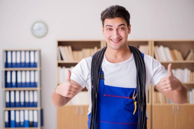 Kablolu televizyonu olan genç elektrikçi