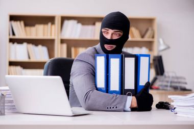 Ofisinde kar maskesi olan suçlu bir işadamı.