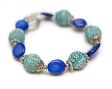 Whtie arka plan üzerinde izole zarif mücevherler