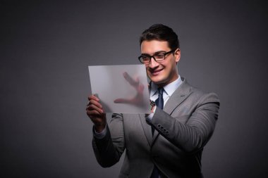 Tablet bilgisayarda çalışan yakışıklı işadamı