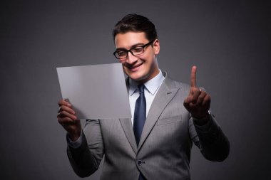 Tablet bilgisayarda çalışan yakışıklı işadamı