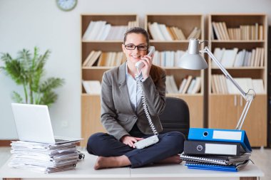 Ofisteki masada oturan kızgın iş kadını.
