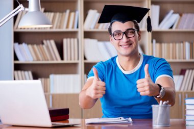 Üniversiteden mezun olan genç adam.