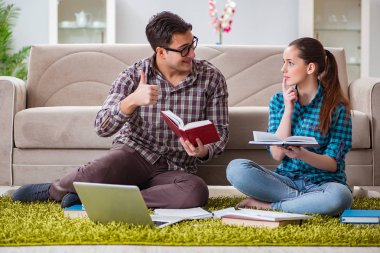 Üniversite sınavlarına hazırlanan öğrenciler