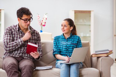 Üniversite sınavlarına hazırlanan öğrenciler