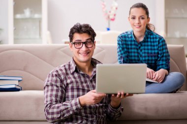 Üniversite sınavlarına hazırlanan öğrenciler