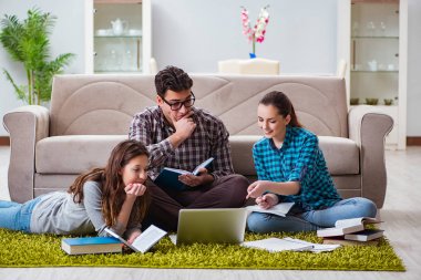 Üniversite sınavlarına hazırlanan öğrenciler