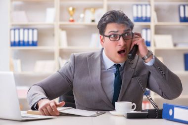 Ofisteki yangın alarmı sırasında iş adamı.