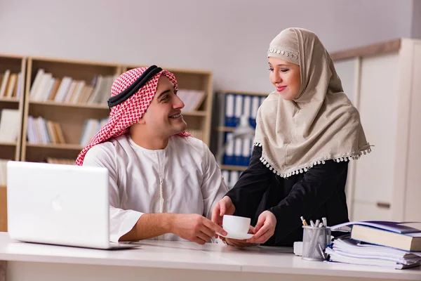 Coppia di arabe uomo e donna — Foto Stock