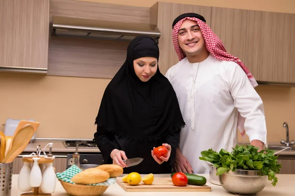 Junge arabische Familie in der Küche — Stockfoto