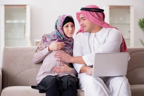 Ung arabisk muslimsk familj med gravid fru väntar barn — Stockfoto