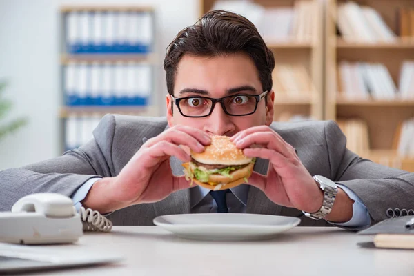 Fome engraçado empresário comer junk food sanduíche — Fotografia de Stock